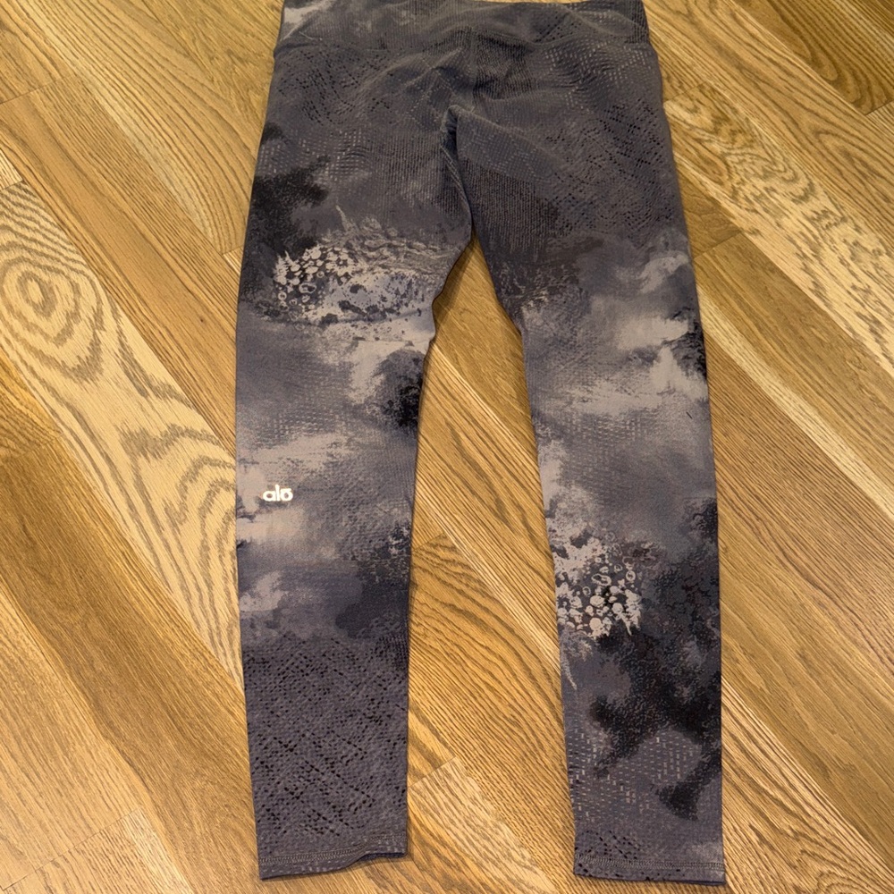 ALO Yoga Black and Gray Cloud Print High-Rise Leggings